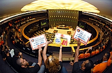 Manifestantes a favor e contra os bingos em Brasília