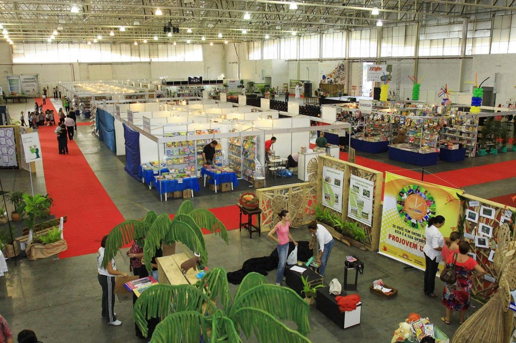 Feira do Livro de Joinville homenageia Carlos Adauto Vieira