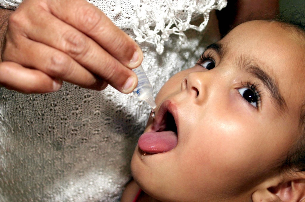 Poliomielite: mais de 15 mil crianças ainda precisam tomar a vacina