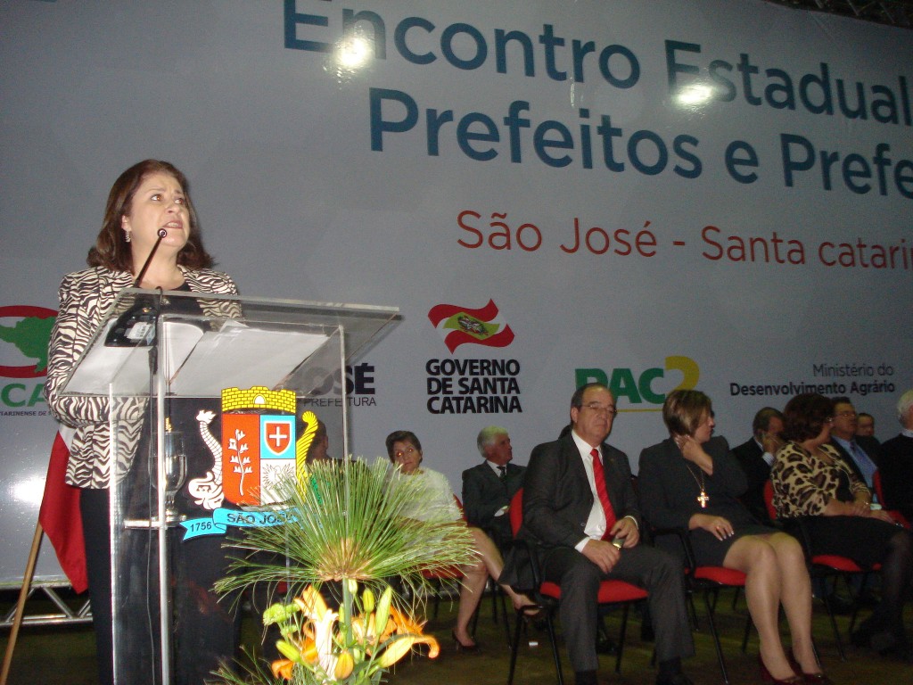 Encontro Estadual com Prefeitos de SC foi marcado por entrega de máquinas via PAC