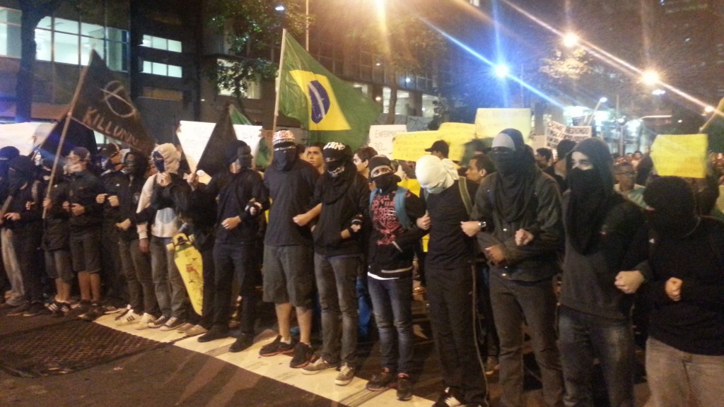 Ações do movimento Black Bloc. Você é a favor ou contra?