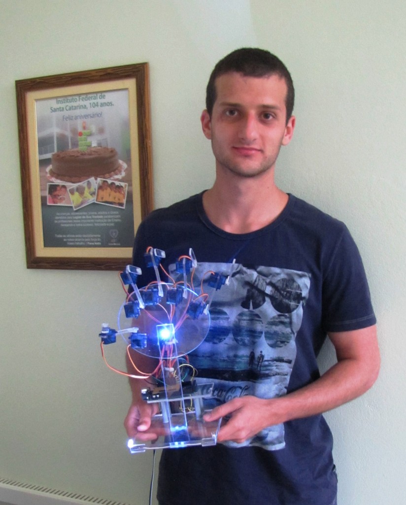 Estudante de 21 anos de SC desenvolve mão robótica acionada por webcam e é segundo colocado em concurso da Intel