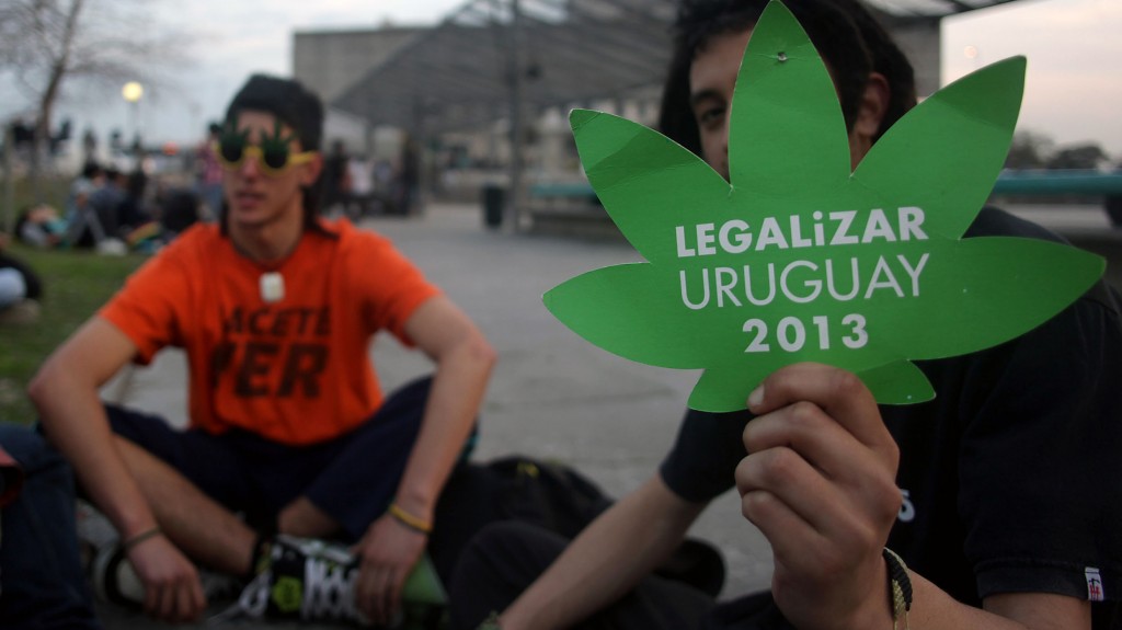 Mujica promulga lei que legaliza a maconha no Uruguai