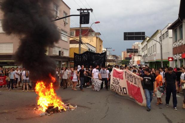 Manifestação contra aumento abusivo nas passagens de ônibus para trânsito no centro de Joinville.