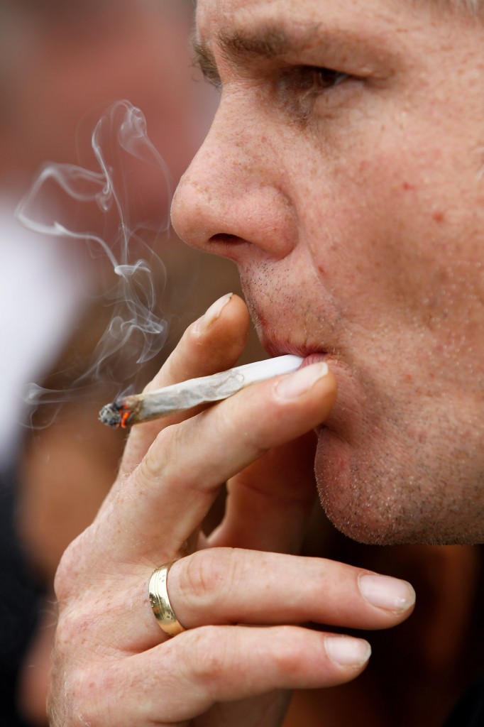 Juiz absolve indiciado por tráfico de drogas e julga inconstitucional proibição da maconha.