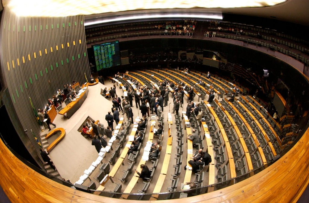Quatro deputados tiveram mais faltas que presenças