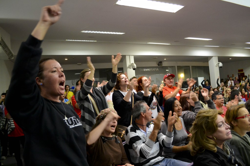 Servidores impedem votação de projetos na Câmara