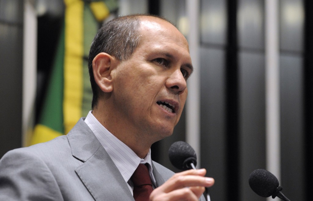 Anibal Diniz afirma que o país investiu 212 vezes mais em educação e saúde do que na Copa