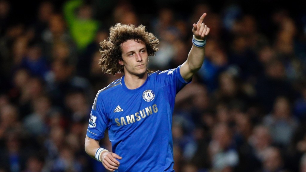 Frada está leiloando camisa usada por David Luiz no Chelsea, autografada por David Luiz, Ramires e Oscar!