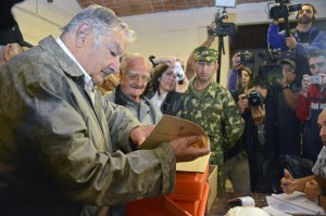 Mujica vota. Ele conseguiu eleger seu sucessor.