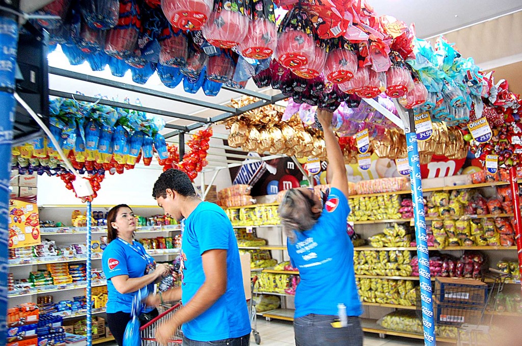 Ovo de páscoa com brinquedinho é abuso. Veja como denunciar.