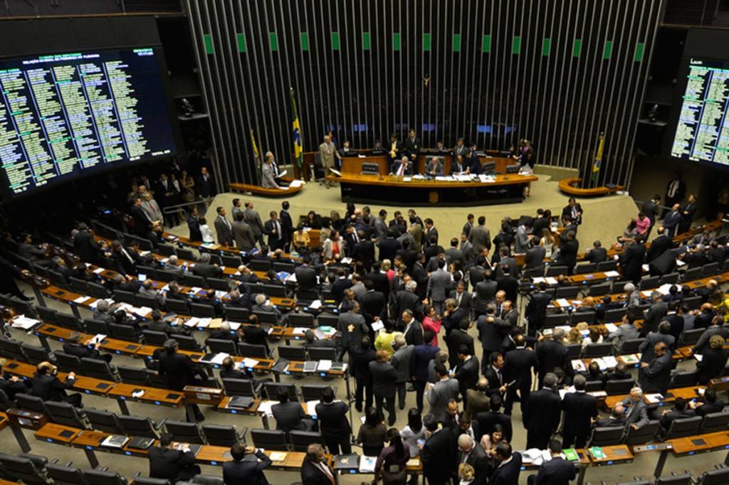 Reforma Política: Câmara rejeita financiamento empresarial e mantém sistema proporcional