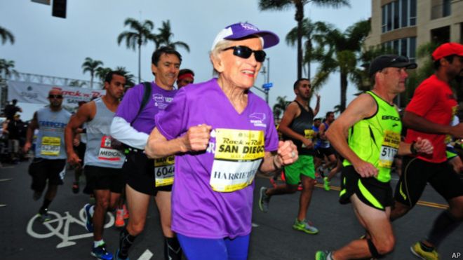 Após superar câncer, americana de 92 anos bate recorde em maratona