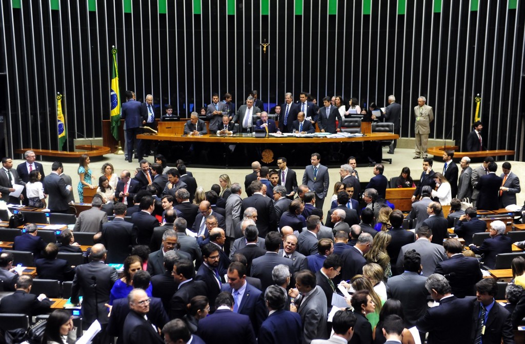 Política: Deputados aprovam mandato de cinco anos para todos os cargos eletivos