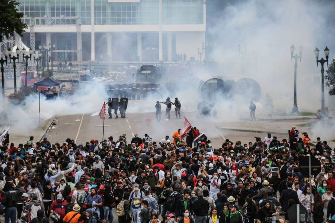 Promotores responsabilizam Beto Richa por violência policial contra professores