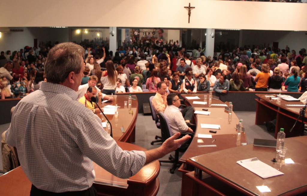 Em Joinville (SC), sob protestos, plano municipal de educação é aprovado