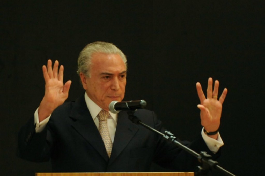 Temer deixa coordenação política e PMDB sinaliza saída da base aliada