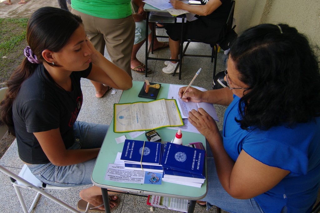 Duas mil agricultoras recebem documentação gratuita no nordeste