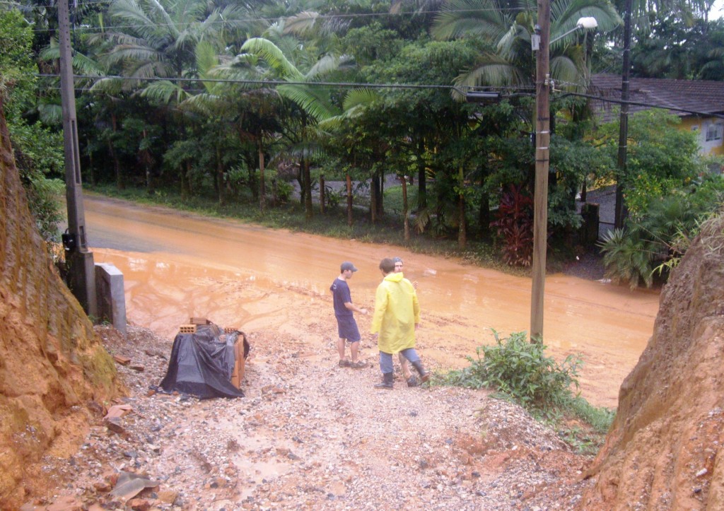 Chuvas provocam calamidade em vários bairros de Joinville (SC)