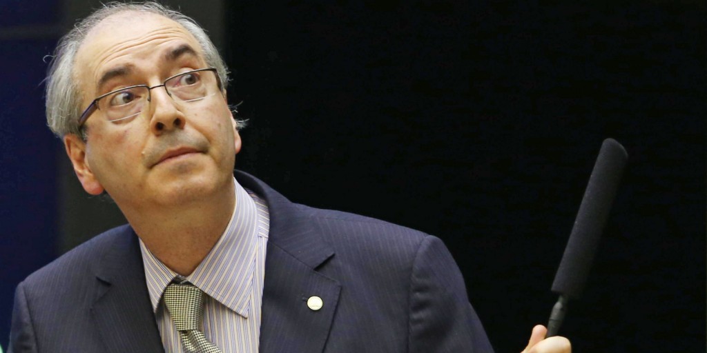 Cunha manobra para assegurar mandato e derrubar Dilma