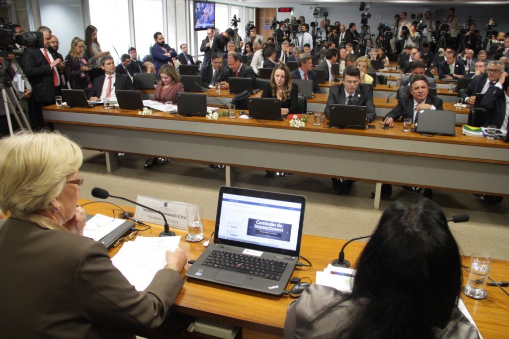 Comissão do Impeachment no Senado vota parecer pela admissibilidade do processo