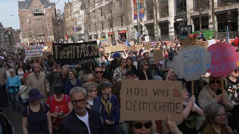 Milhares de pessoas participam em manifestações antirracismo e anti-fascismo na Praça Dam, Amesterdão, Países Baixos, sábado, 22 de março de 2025