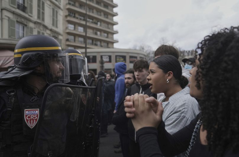 Manifestantes enfrentam agentes da polícia de choque enquanto marcham durante o dia internacional contra o racismo e o fascismo, em Paris, sábado, 22 de março de 2025