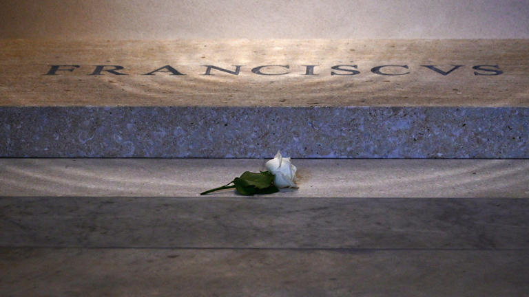 Vaticano divulga imagens do túmulo do Papa Francisco