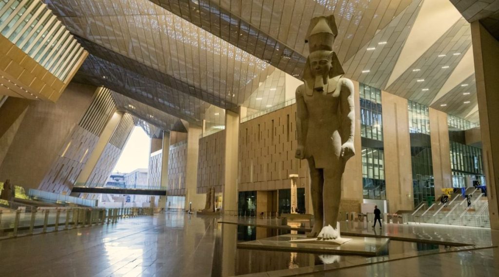 Egito inaugura o maior museu arqueológico do mundo e reacende disputa por tesouros históricos