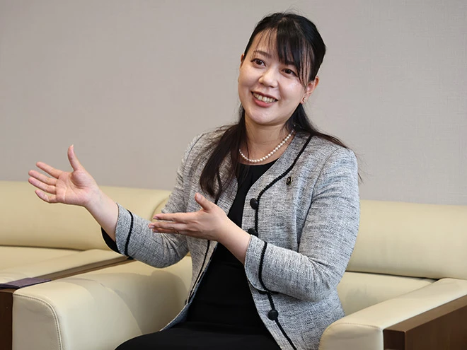 A licença‑maternidade que sacudiu o Japão: o gesto histórico da prefeita Shoko Kawata e o debate sobre o futuro das mulheres no poder